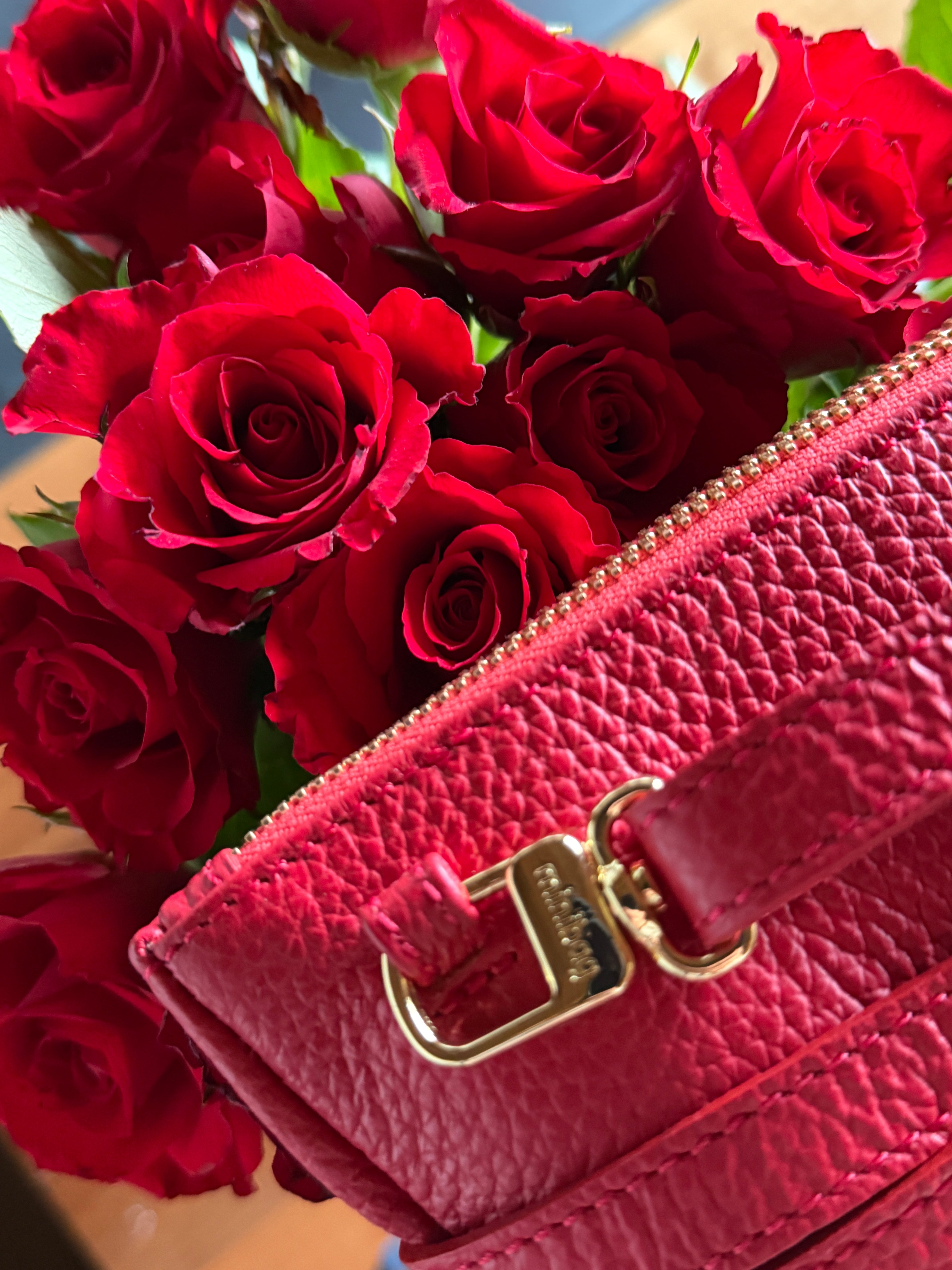 rote minibag mit Rosen, rote kleine Tasche