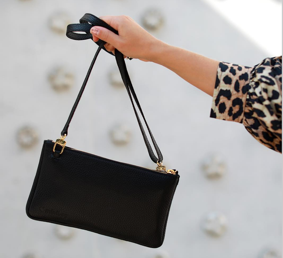 Kleine Tasche im Trend: Warum Minimalismus die Modewelt erobert