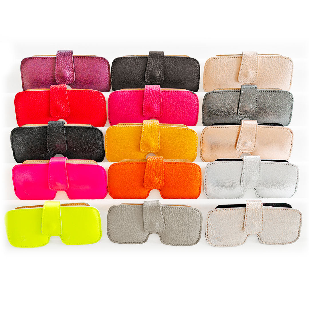 Leder Brillenetui, Brillenetui aus Leder
schmales Brillenetui aus Leder, lederetui, Brillencase, Brillenaufbewahrung zum Aufhängen, Gläseretui glassescover, ✅ Perfektes Geschenk – Elegantes Design,
Unser Brillenetui aus Leder mit Magnetverschluss oder Druckknopfverschluss sorgt für eine einfache Handhabung und sichert Ihre Brille zuverlässig. Erhältlich in klassischen Farben wie schwarz, braun oder cognac – passend zu jedem Stil.
Hochwertiges Brillenetui