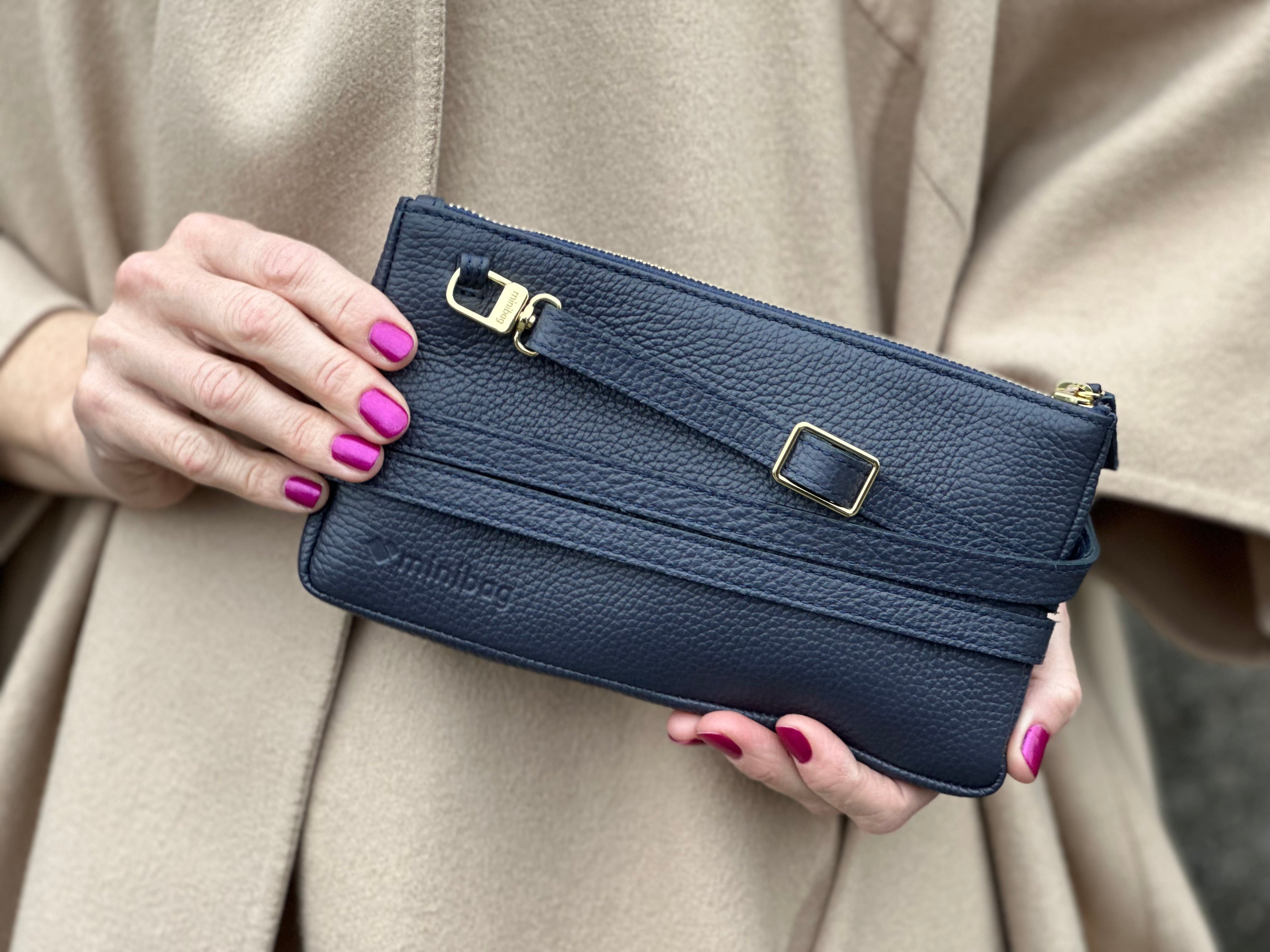 blaue mini bag aus Leder mit goldenen Beschlägen kaufen, minitasche navy mit goldenem Karabiner, mini tasche navy mit gold, handytasche aus leder mit gold, - kleine Tasche, handy tasche zum umhängen, Umhänge Ledertasche Damen, kleine taschen zum umhängen, kleine ledertasche zum umhängen, kleine tasche elegant, kleine handtasche damen leder, - kleine Tasche, handy tasche zum umhängen, Umhänge Ledertasche Damen, kleine taschen zum umhängen, kleine ledertasche zum umhängen, kleine tasche elegant,