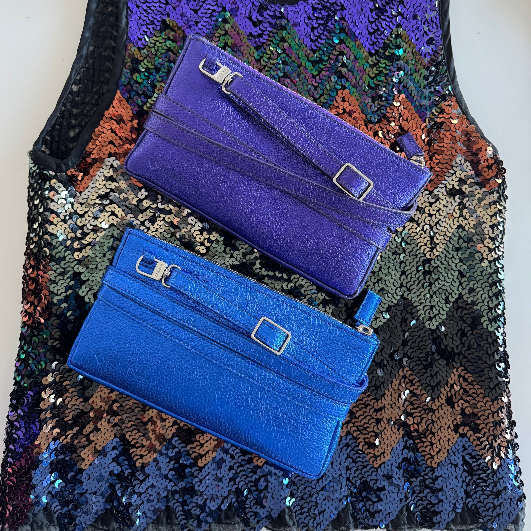 metallic blaue Minitasche, mini bag metallblau, blaue Minibag, blaue kleine Ledertasche, Minitasche aus Leder in blau
blaue Ledertasche, Metallic Taschen, lila Tasche, Clutch in blau metallic, Klatsch