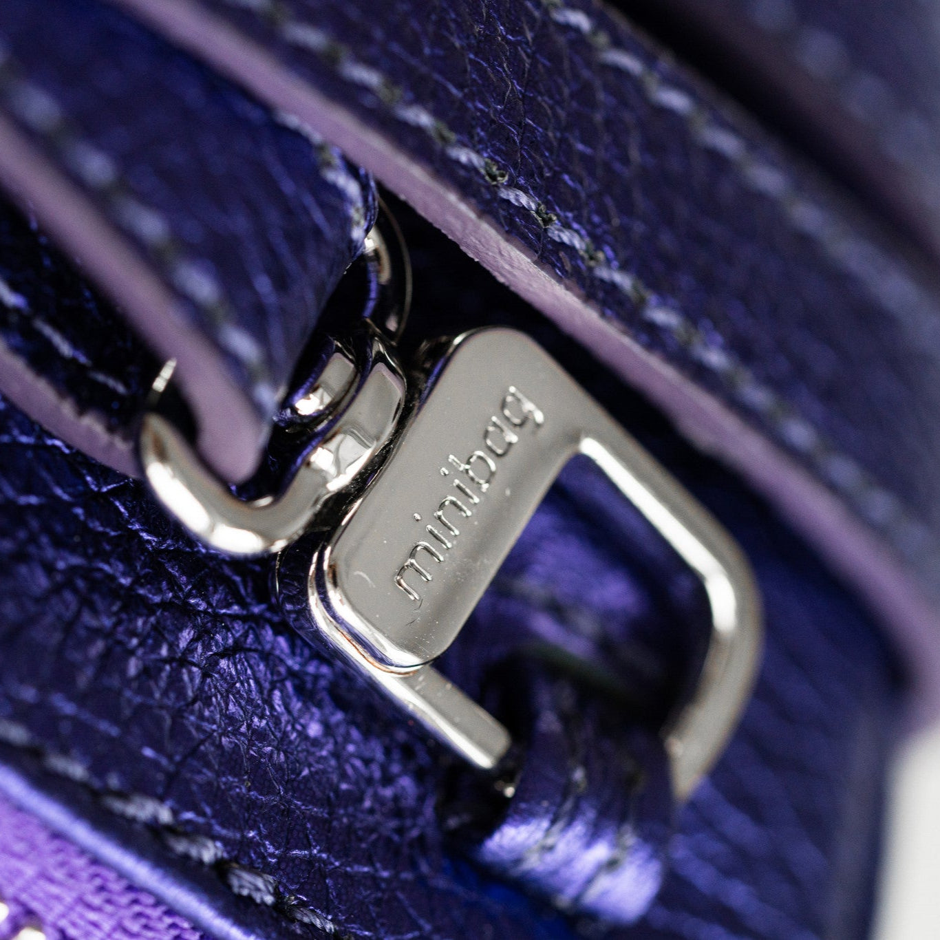 minibag metallic lila, kleine lila ledertasche, edertasche lila, mini bag lila, ausgehtasche lila, glitzertasche, lila tasche glitter, glitzer