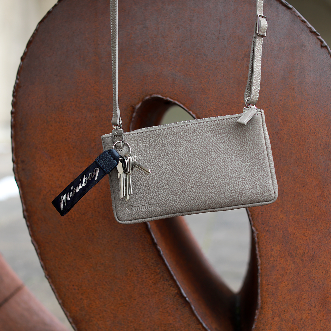 minibag taupe, mini bag taupe, kleine schlammfarbige tasche, kleine tasche schlamm, umhängetasche schlamm