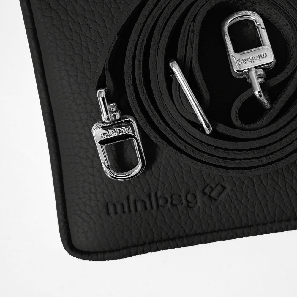 minibag black, schwarze Ledertasche, schwarzer Ledergurt, Prägung minibag Logo, minibag schwarz