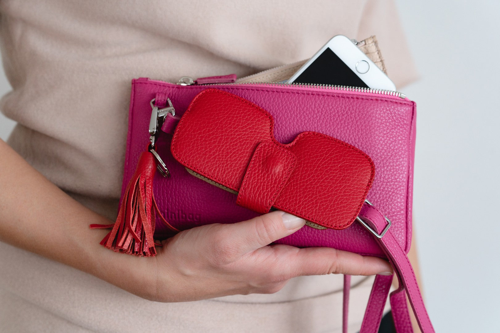 kleine Tasche in pink mit Brillen Etui aus Leder