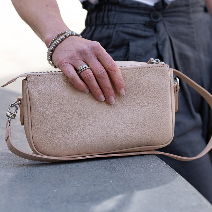 Ledertasche kaufen, Handtasche aus Leder kaufen, Umhängetasche aus leder in guter qualität, kleine Ledertasche in nude kaufen