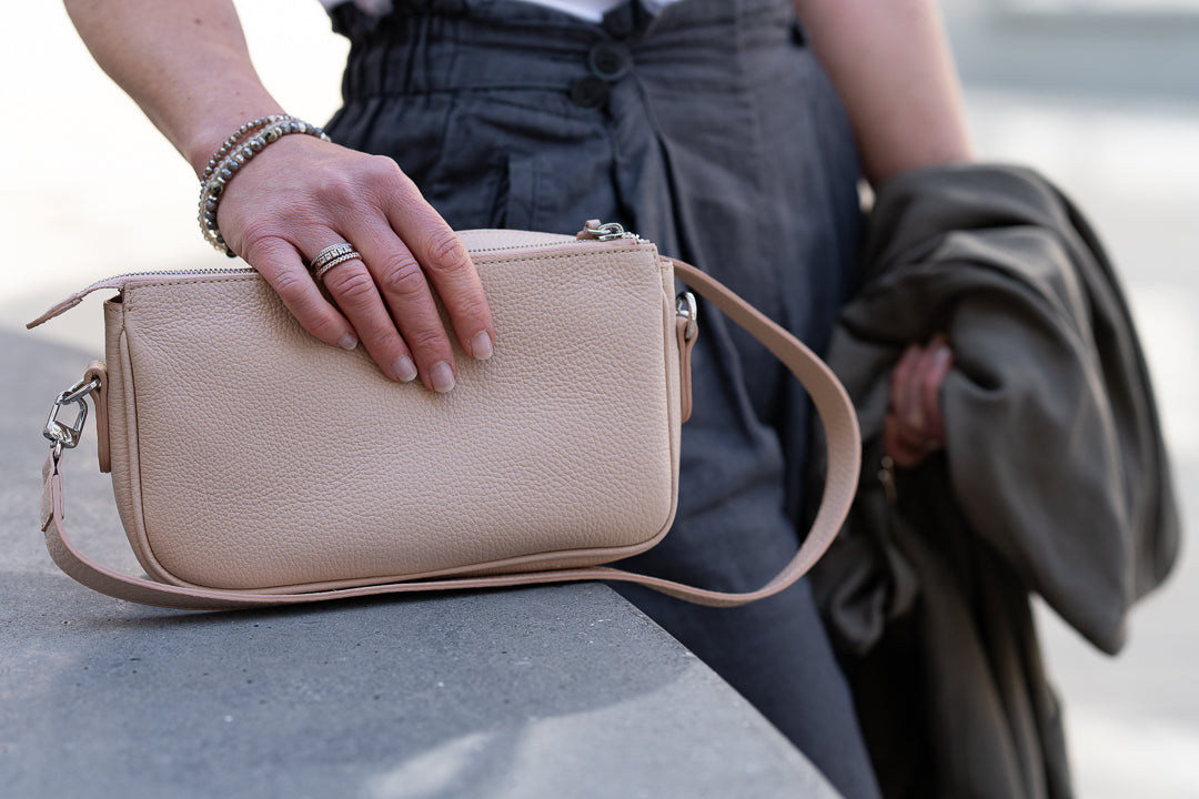 kleine TAsche in nude, ledertasche damen 
